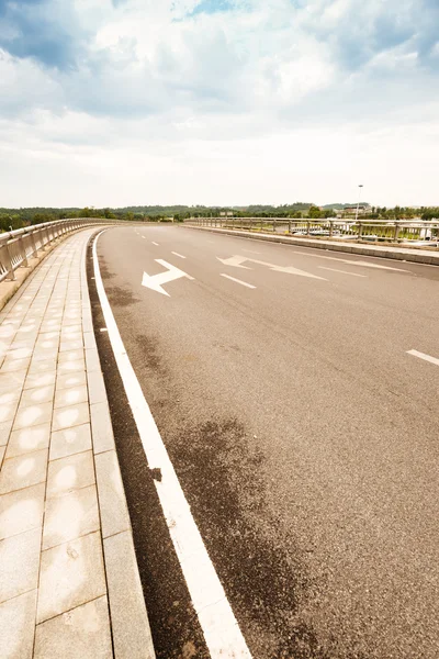 Snelweg en blauwe hemel — Stockfoto