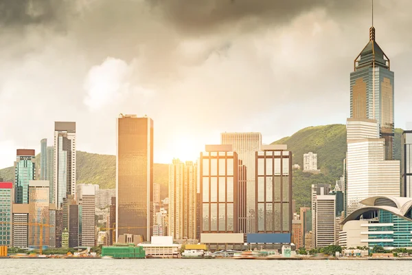 Hong Kong Victoria Harbour dimma sunrise — Stockfoto
