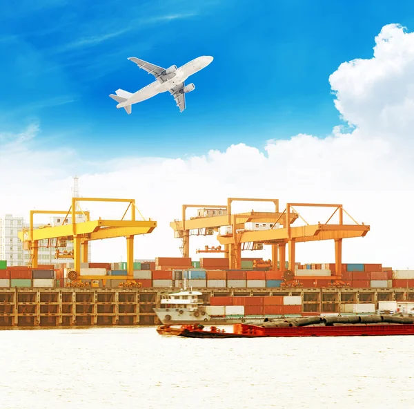 Groot containerschip in haven — Stockfoto