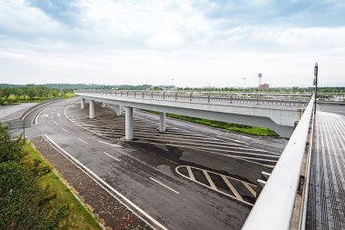 Beton yol eğrisi Viyadüğü içinde Şanghay