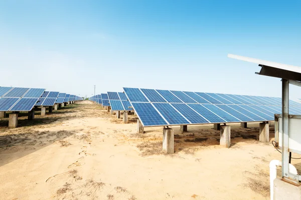 Paneles solares - sistema de seguimiento —  Fotos de Stock