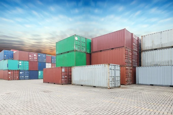 Impilabilità dei container di carico ai moli — Foto Stock