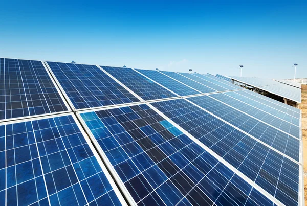 Solar panels against blue sky — Stock Photo, Image