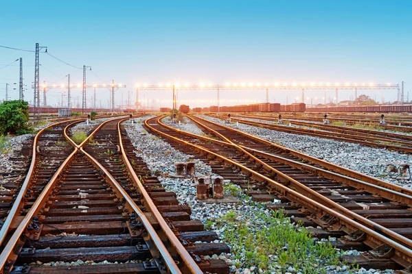 Plataforma de trem de carga com contêiner — Fotografia de Stock