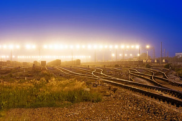 Plataforma de trem de carga com contêiner — Fotografia de Stock