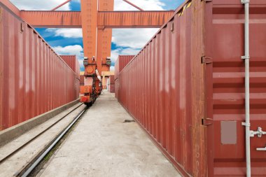 Kargo konteyner rıhtımda yığını