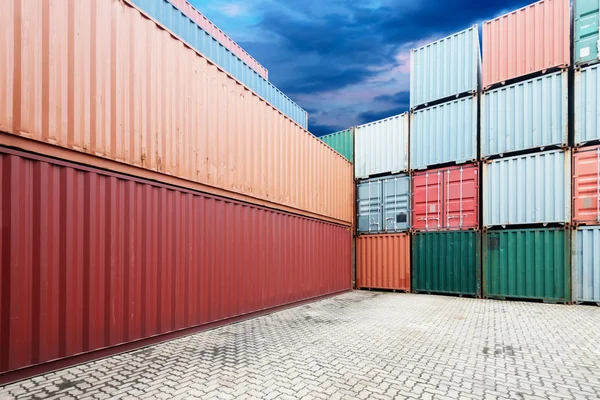 Stoh nákladní kontejnery v docích — Stock fotografie