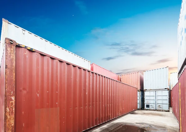 Pila de contenedores de carga en los muelles — Foto de Stock