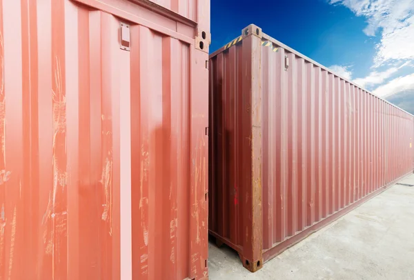 Pila de contenedores de carga en los muelles — Foto de Stock