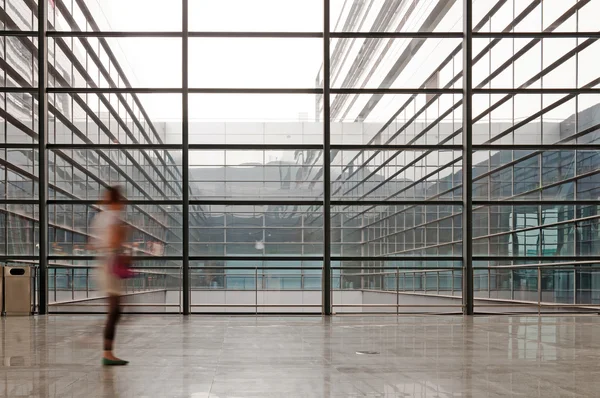 Silhouette de personnes dans un immeuble de bureaux — Photo