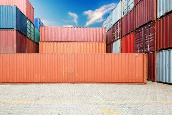 Impilabilità dei container di carico ai moli — Foto Stock