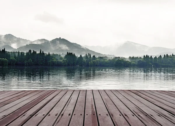 Mountains, lake and the morning fog — Stock Photo, Image