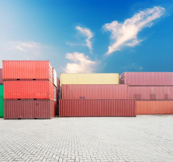 Impilabilità dei container di carico ai moli — Foto Stock