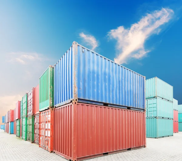 Impilabilità dei container di carico ai moli — Foto Stock