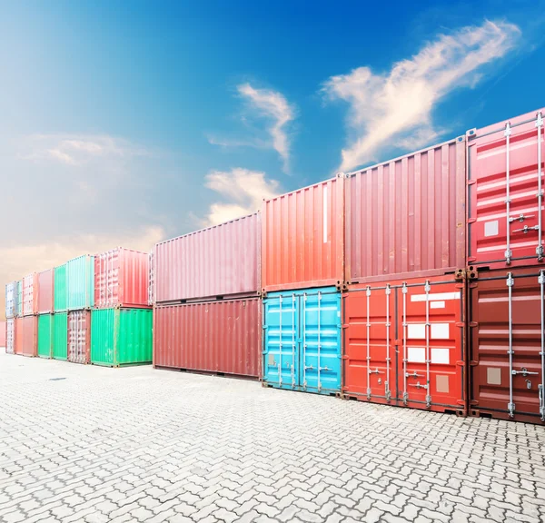 Impilabilità dei container di carico ai moli — Foto Stock