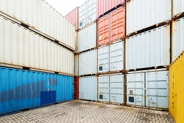 Stack av lastcontainrar på docks — Stockfoto