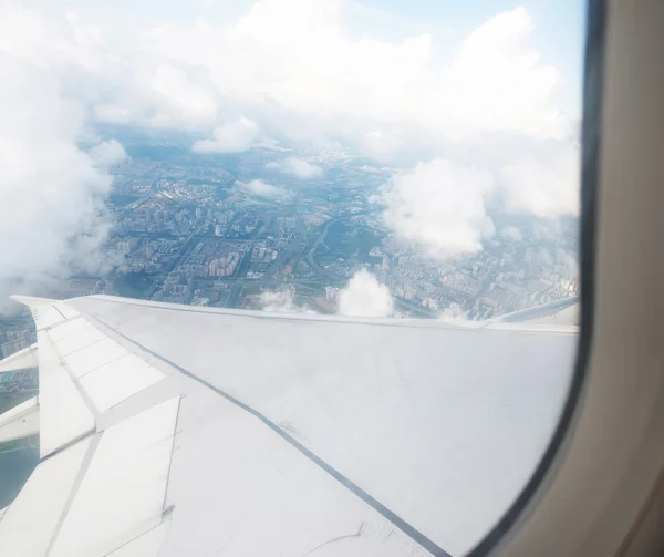 Небо сквозь окно самолета — стоковое фото