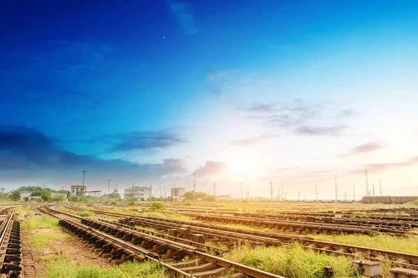 Plataforma de trem de carga com contêiner — Fotografia de Stock