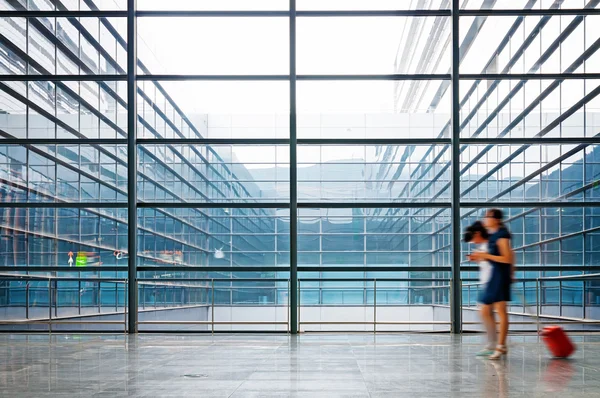 La silhouette delle persone nell'edificio per uffici — Foto Stock