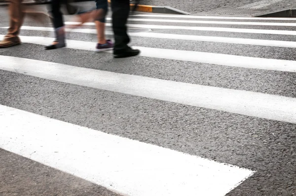 Persone che camminano sulla grande strada della città — Foto Stock