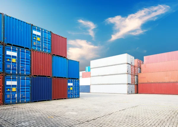 Impilabilità dei container di carico ai moli — Foto Stock