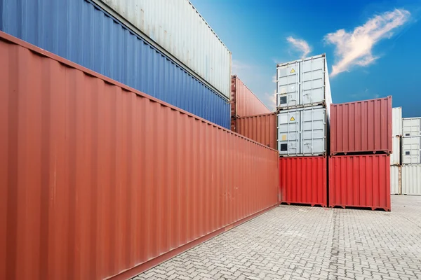 Stoh nákladní kontejnery v docích — Stock fotografie