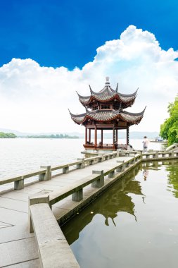 Hangzhou göl kenarında eski köşk