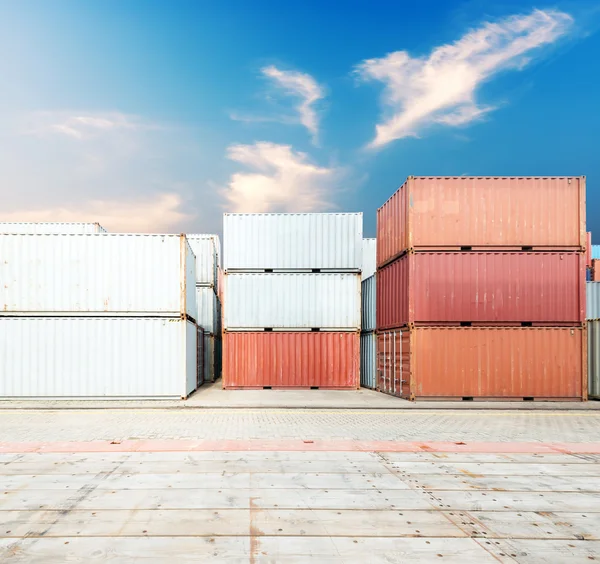 Impilabilità dei container di carico ai moli — Foto Stock