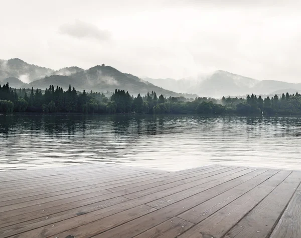 Montagne, lago e nebbia mattutina — Foto Stock