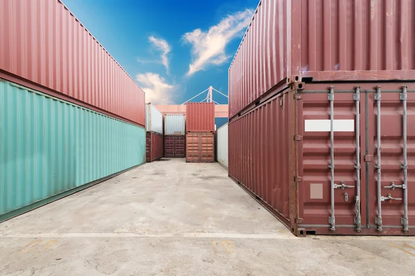 Stack av lastcontainrar på docks — Stockfoto