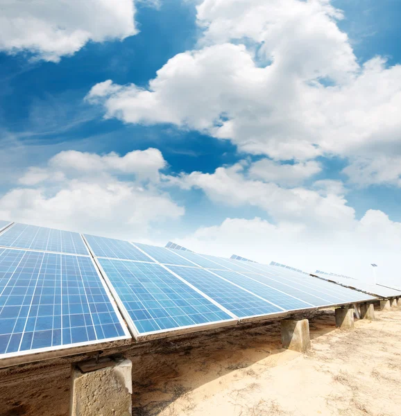 Paneles solares contra el cielo azul —  Fotos de Stock