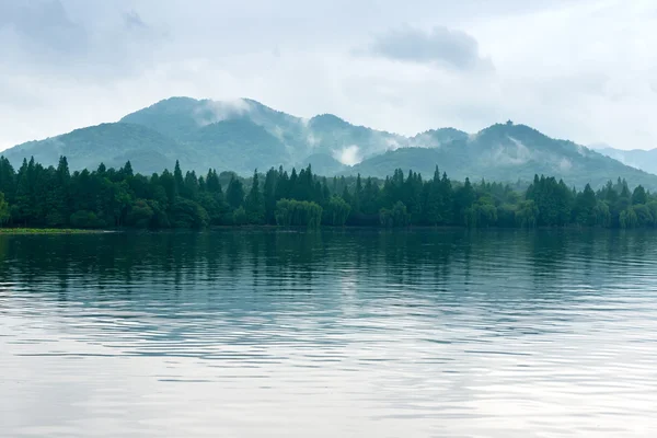 Очаровательное озеро Вест-Лейк — стоковое фото