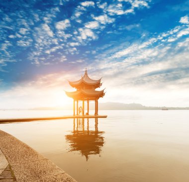 Hangzhou göl kenarında eski köşk