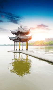 Hangzhou göl kenarında eski köşk