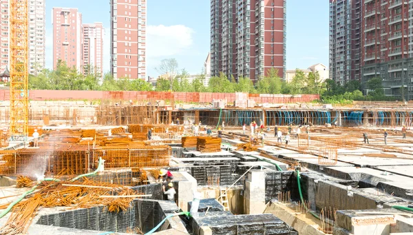 Gebouw in aanbouw met werknemers — Stockfoto