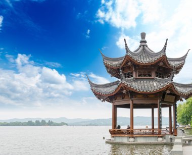 Hangzhou göl kenarında eski köşk