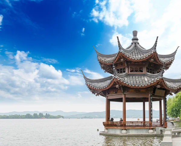 Pavilhão antigo no lago em hangzhou — Fotografia de Stock