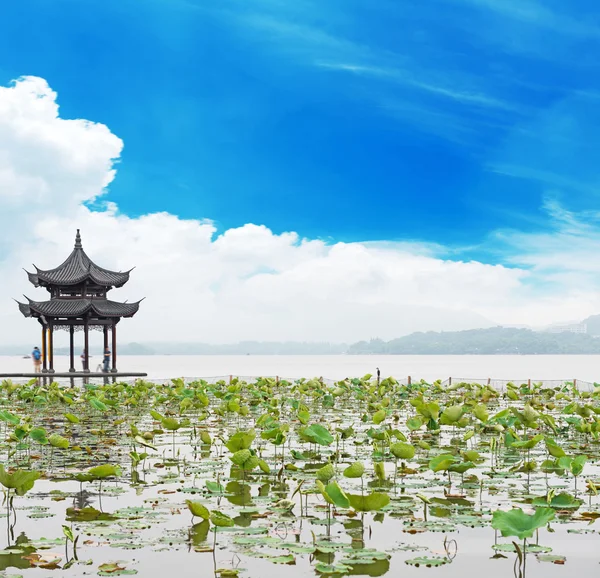 Древний павильон на озере в Ханчжоу — стоковое фото