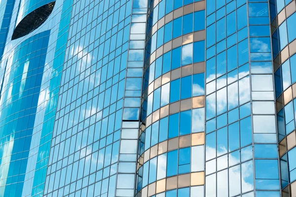 Σύννεφα που αντικατοπτρίζεται στα παράθυρα του κτιρίου γραφείων — Φωτογραφία Αρχείου