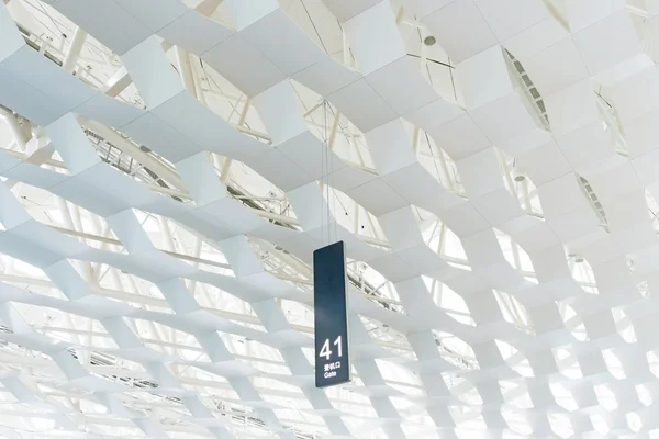 Genomskinligt glas tak tunnelbanestation — Stockfoto
