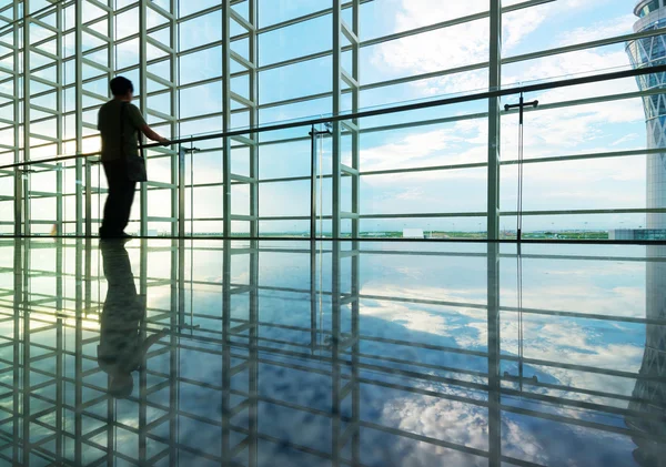 Menschensilhouette in der Halle eines Bürogebäudes — Stockfoto