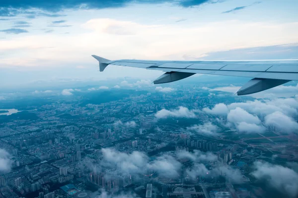 Mavi gökyüzü ile uçak — Stok fotoğraf