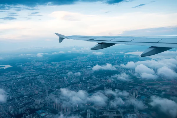 Flygplan med den blå himlen — Stockfoto