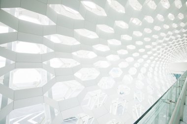 şeffaf cam tavan metro istasyonu