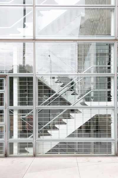 Interior de un moderno edificio de cristal con escaleras. — Foto de Stock