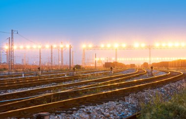 Gün batımında konteynırla birlikte kargo treni platformu