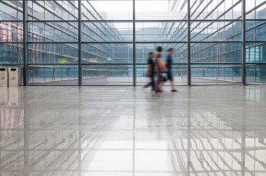 İnsanlar siluetleri morden ofis binası