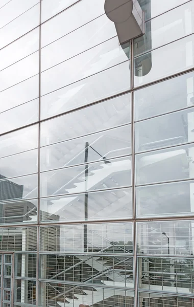 Interior de un moderno edificio de cristal con escaleras — Foto de Stock