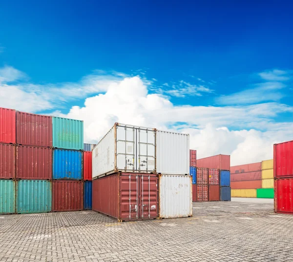 Pila de contenedores de carga en los muelles — Foto de Stock