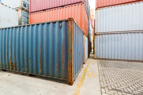 Пачка грузовых контейнеров в доках — стоковое фото